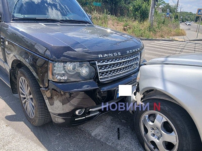 Mercedes при повороте врезался «лоб в лоб» с Range Rover в Николаеве