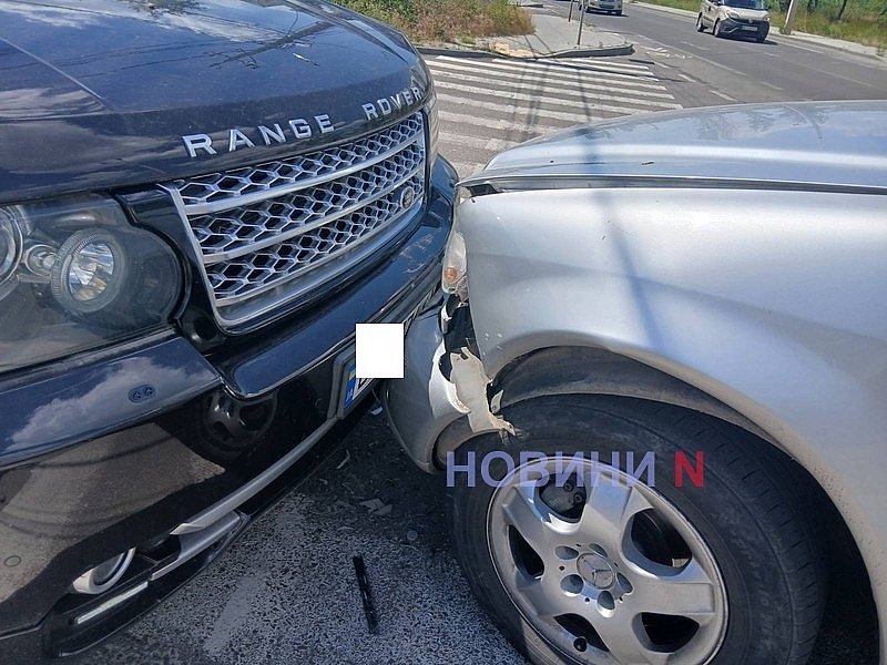 Mercedes при повороте врезался «лоб в лоб» с Range Rover в Николаеве