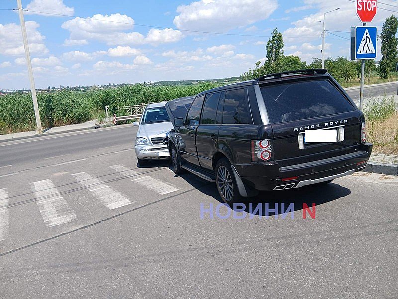 Mercedes при повороте врезался «лоб в лоб» с Range Rover в Николаеве