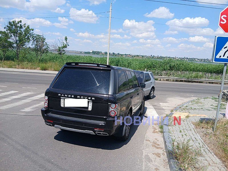 Mercedes при повороте врезался «лоб в лоб» с Range Rover в Николаеве