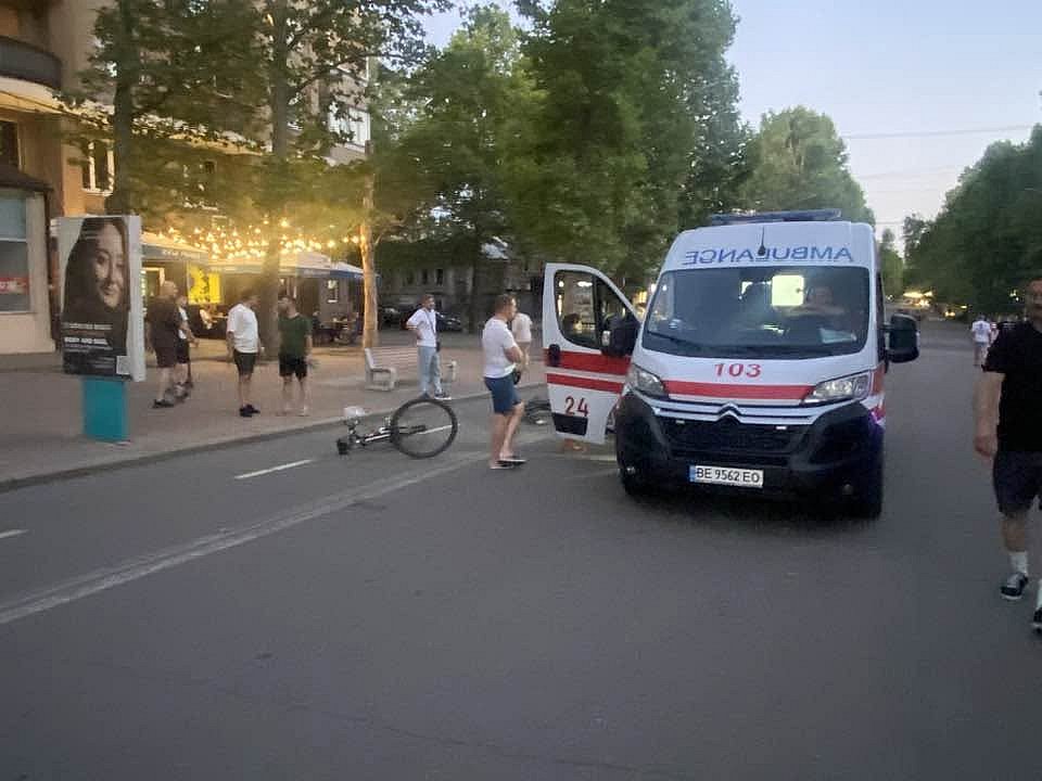 На Соборной столкнулись два самокатчика: к пострадавшим приехала «скорая»