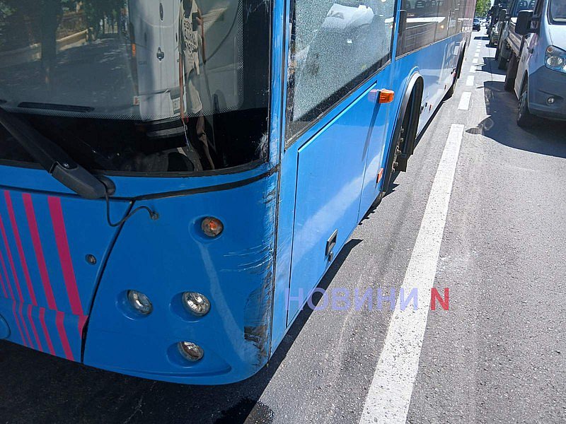 Огромная пробка образовалась в центре Николаева из-за ДТП с троллейбусом