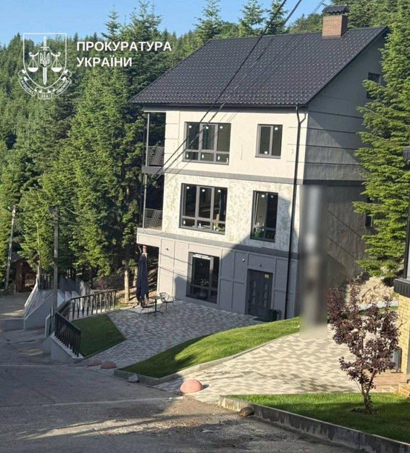 Элитный дом и участки: чиновника Госгеокадастра подозревают в обогащении на 32 млн гривен