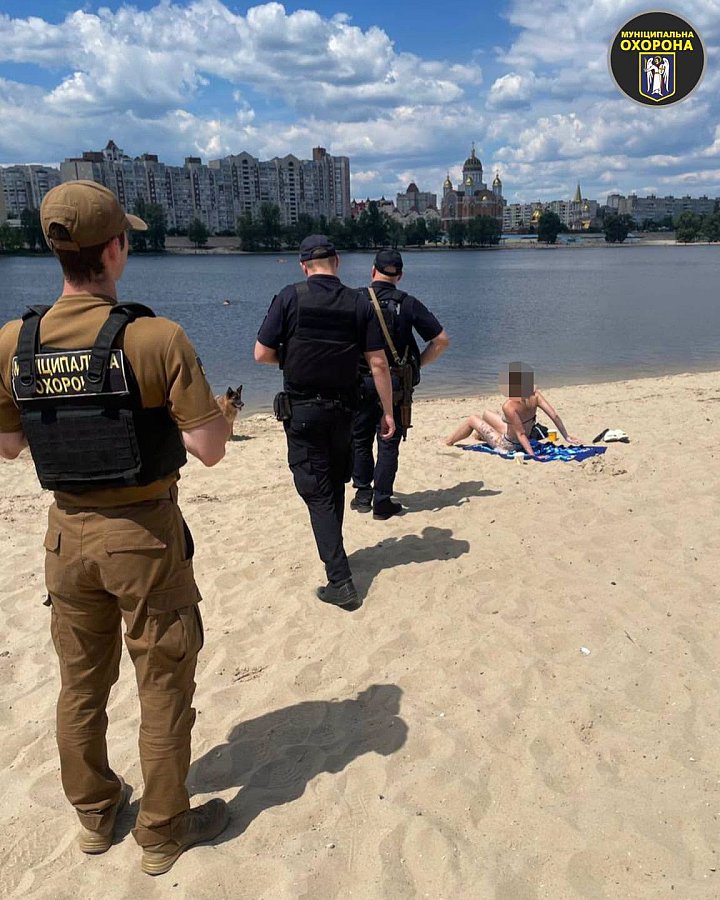 У Києві жінка прийшла на пляж із німецькою вівчаркою без повідця: втрутилася поліція