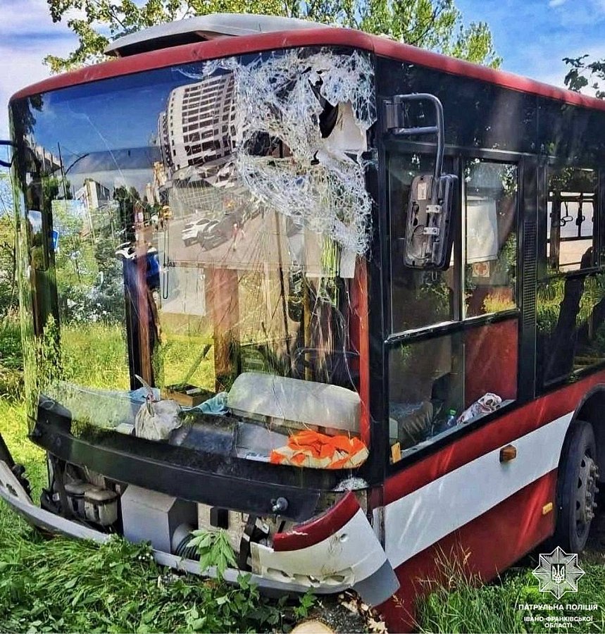 Пешеход спровоцировал ДТП с автобусом на мосту в Ивано-Франковске (фото)