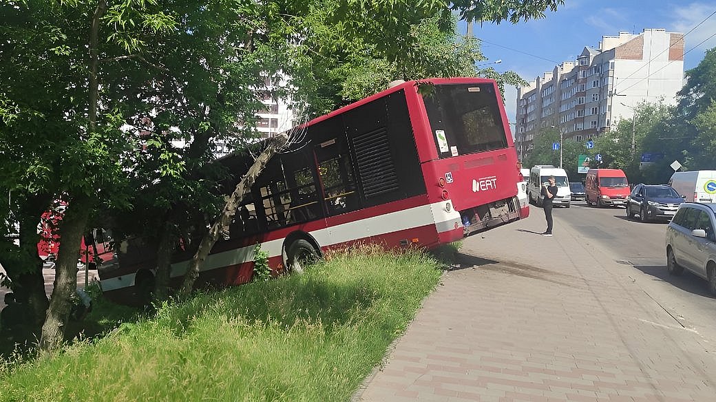 Пешеход спровоцировал ДТП с автобусом на мосту в Ивано-Франковске (фото)