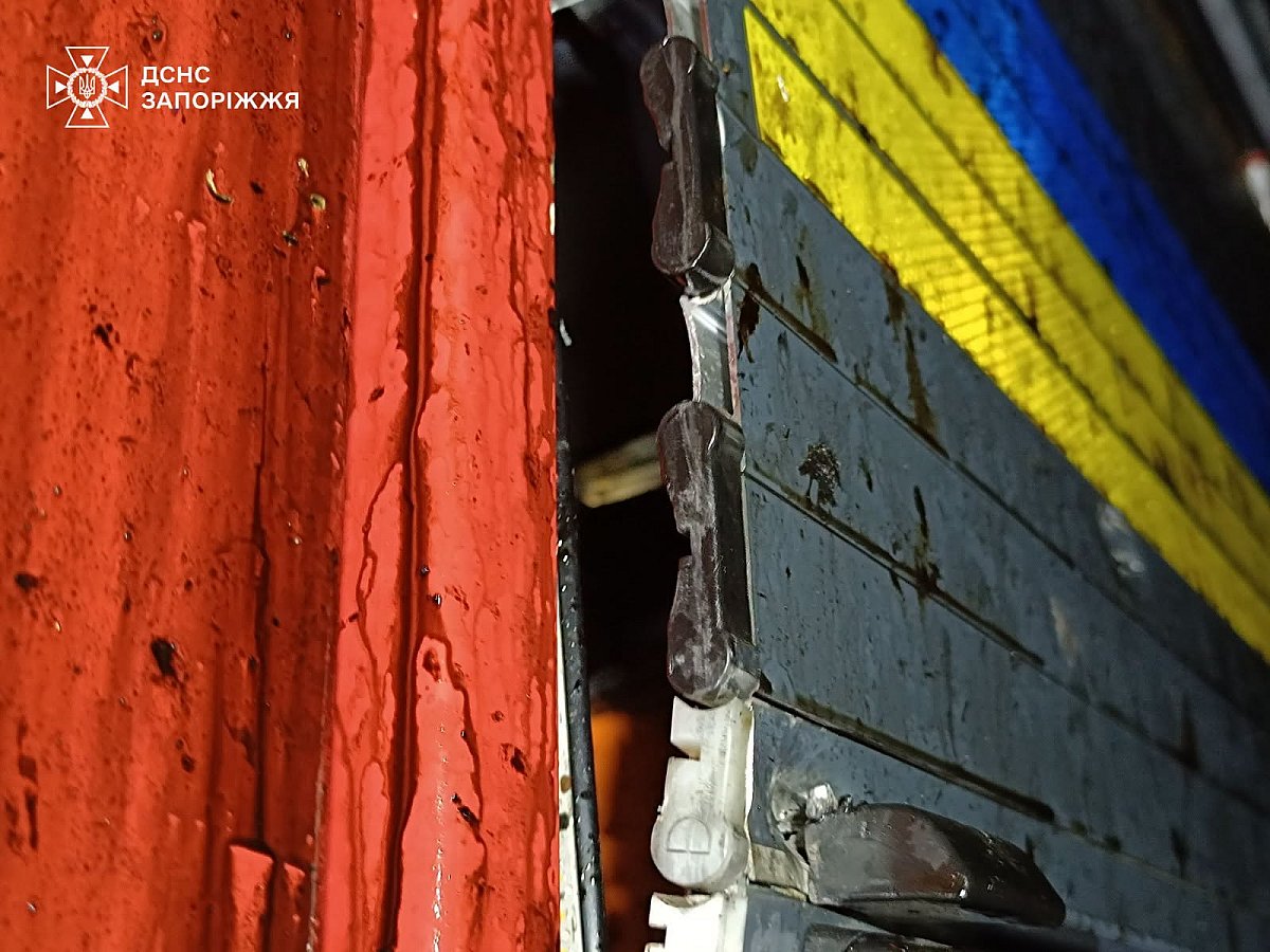 У Запоріжжі дрон атакував рятувальників під час гасіння пожежі
