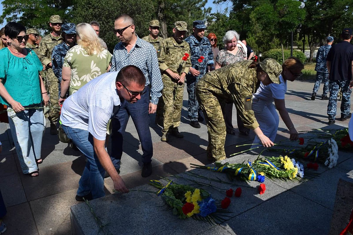 В Николаеве в День Конституции почтили память борцов за независимость Украины