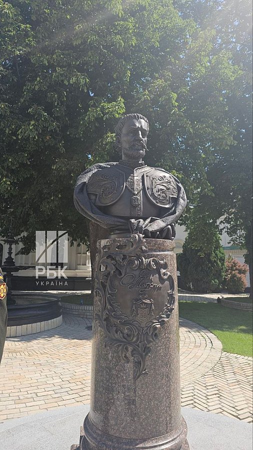 Зеленський анонсував пам'ятник гетьманові Мазепі у центрі Києва на місці Леніна