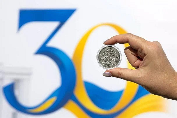 НБУ выпустил памятную серебряную монету к 30-летию Конституции Украины: как она выглядит (фото)