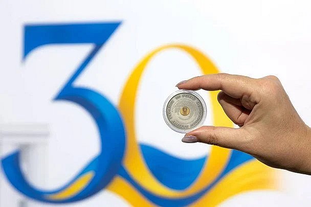 НБУ выпустил памятную серебряную монету к 30-летию Конституции Украины: как она выглядит (фото)