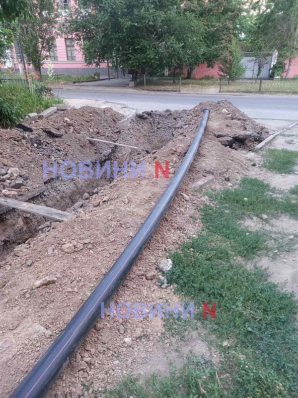 У центрі Миколаєва двоє людей постраждали, впавши в необгороджену траншею