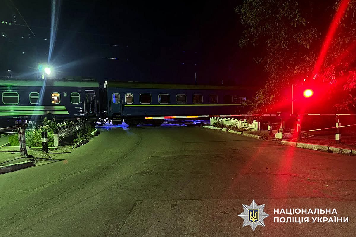 В Хмельницком автомобиль столкнулся с поездом: двое погибших и двое пострадавших