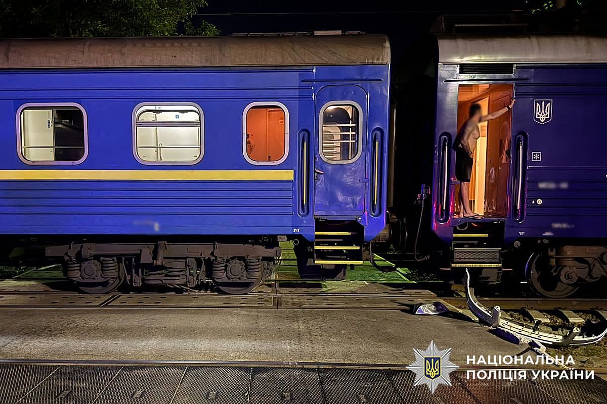 В Хмельницком автомобиль столкнулся с поездом: двое погибших и двое пострадавших