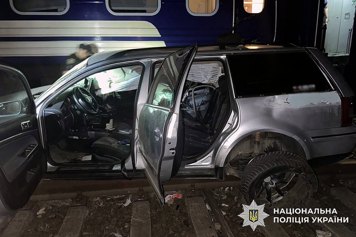 В Хмельницком автомобиль столкнулся с поездом: двое погибших и двое пострадавших