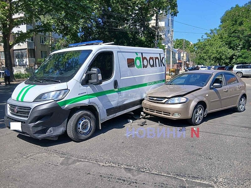 Інкасаторський автомобіль не пропустив Chevrolet у центрі Миколаєва - рух утруднений