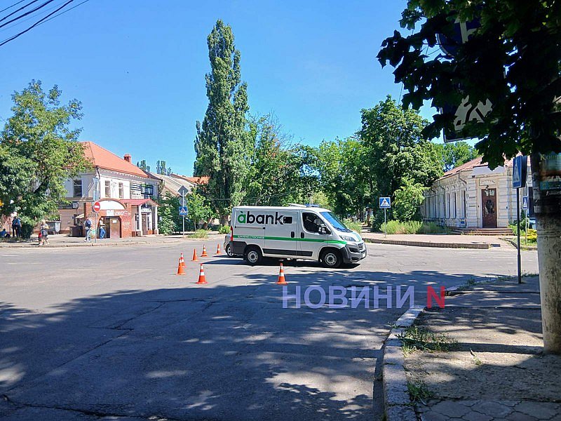 Інкасаторський автомобіль не пропустив Chevrolet у центрі Миколаєва - рух утруднений  