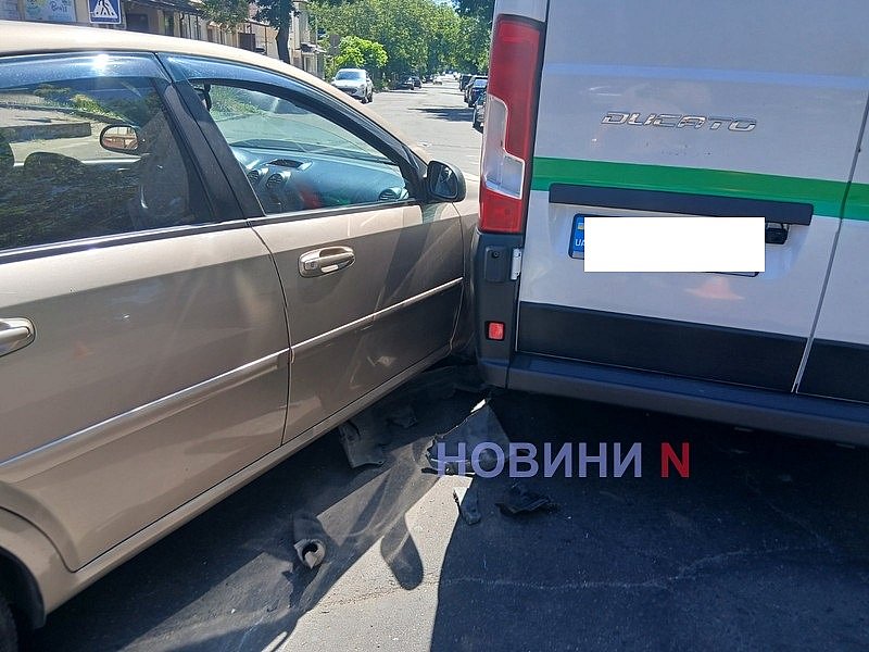 Інкасаторський автомобіль не пропустив Chevrolet у центрі Миколаєва - рух утруднений  