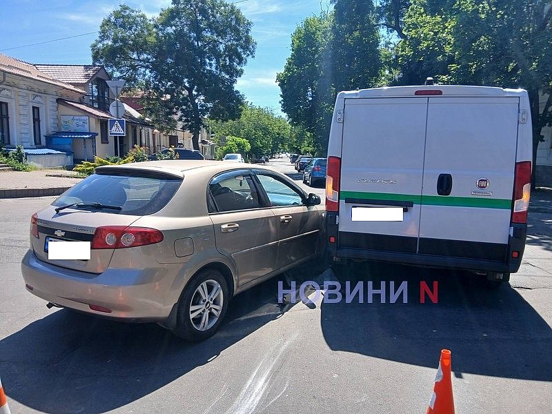 Інкасаторський автомобіль не пропустив Chevrolet у центрі Миколаєва - рух утруднений  