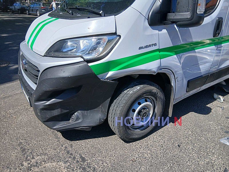 Інкасаторський автомобіль не пропустив Chevrolet у центрі Миколаєва - рух утруднений  