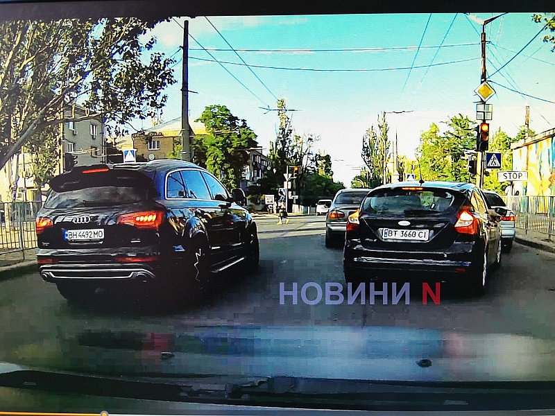 Как ездят в Николаеве: водитель Audi грубо нарушил ПДД на перекрестке (видео)