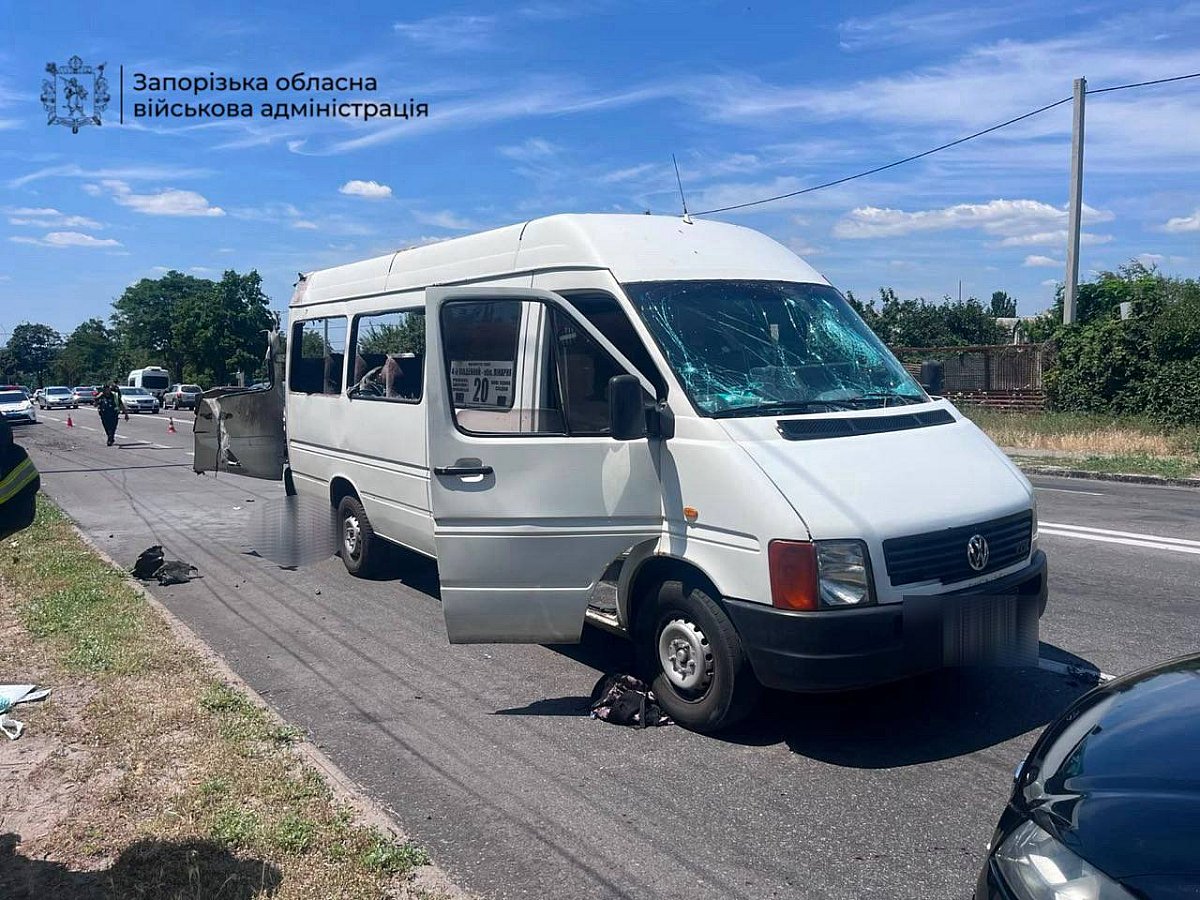У Запоріжжі російський дрон вдарив маршруткою: є постраждалі