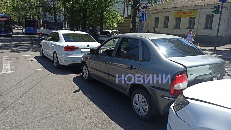 Три автомобиля и троллейбус столкнулись в центре Николаева - движение заблокировано 