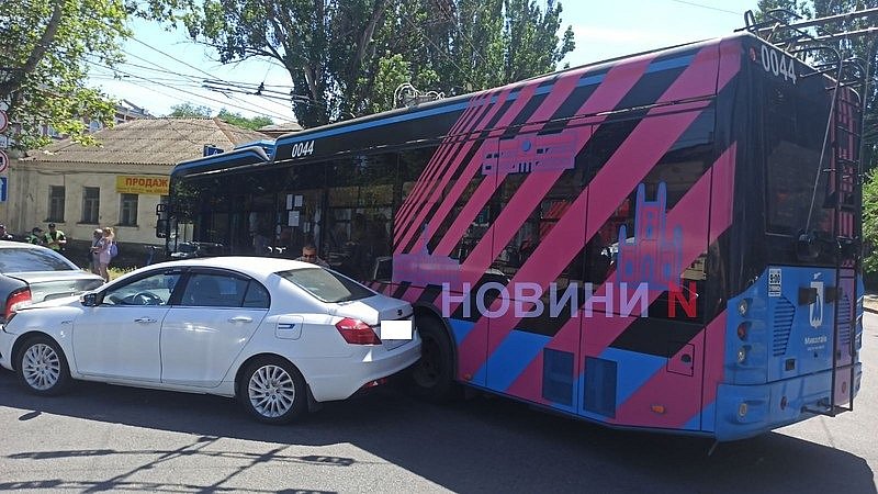 Три автомобиля и троллейбус столкнулись в центре Николаева - движение заблокировано 