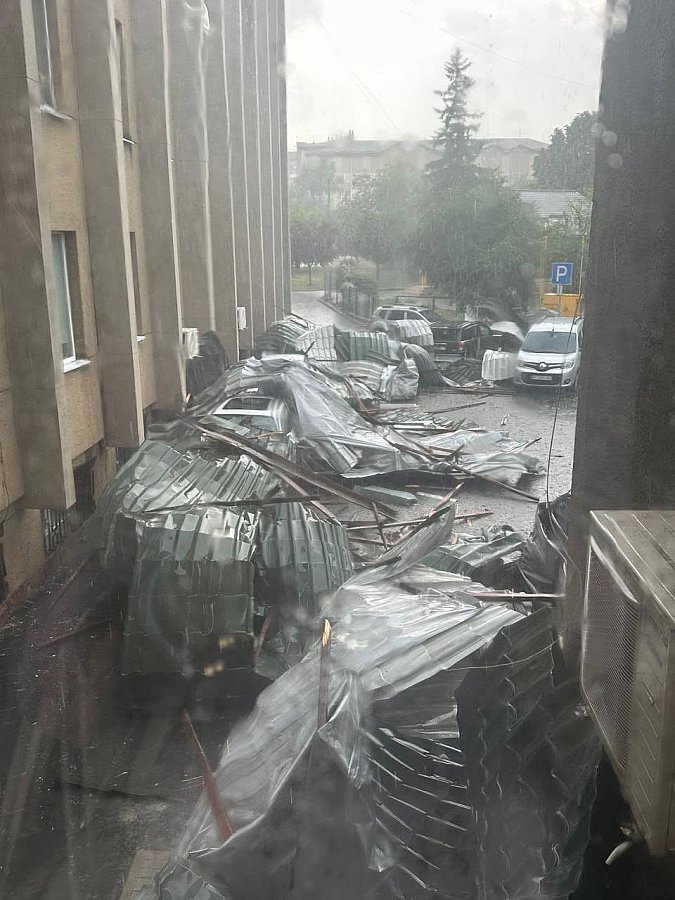 У Львові сильна злива з градом: зриває дахи та кондиціонери з будівель, падають дерева (відео)