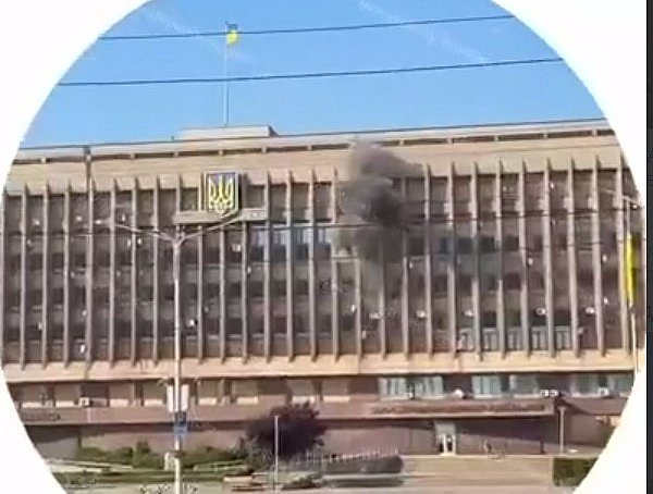 Росіяни вдарили FPV-дроном по будівлі Запорізької ОВА (відео)