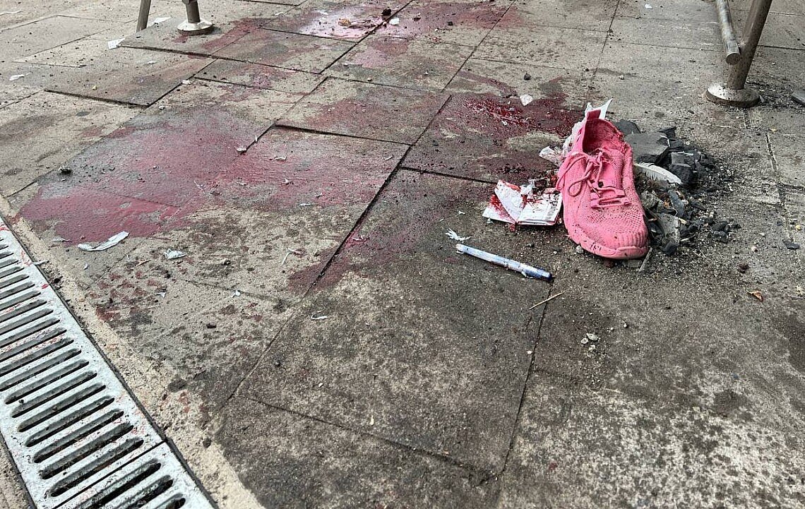 Удар дрона по по центру Херсона: ранены мать и трое детей, игравших во дворе