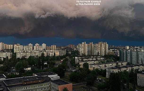 Мощная буря в Киеве: ветер валит деревья и обесточивает районы