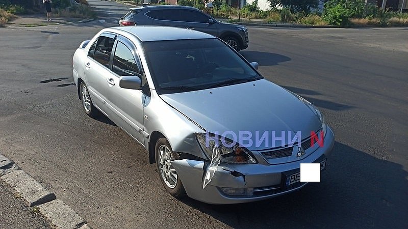 У Миколаєві Mitsubishi врізався в кросовер на повороті