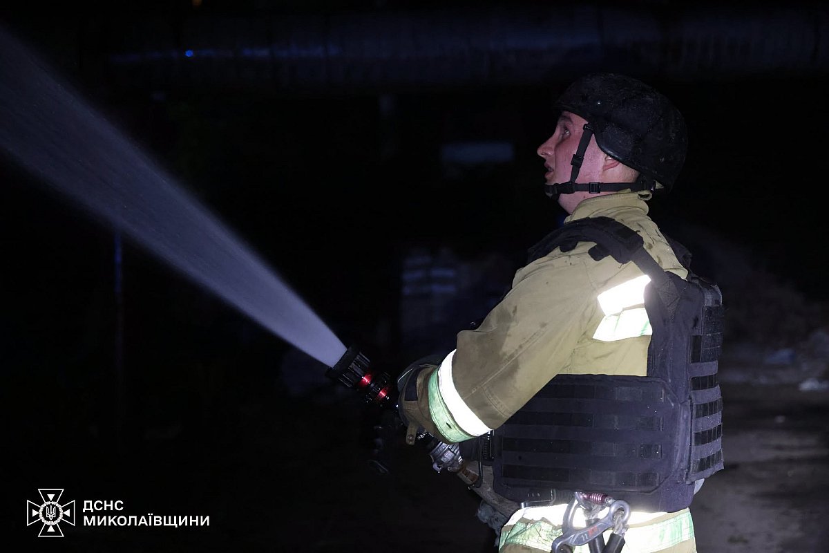 Пожежа у Миколаєві: рятувальники евакуювали молоду жінку із задимленої квартири