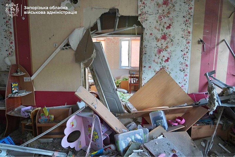 Россия атаковала Запорожье авиабомбами: погибли двое, ранены 15 человек