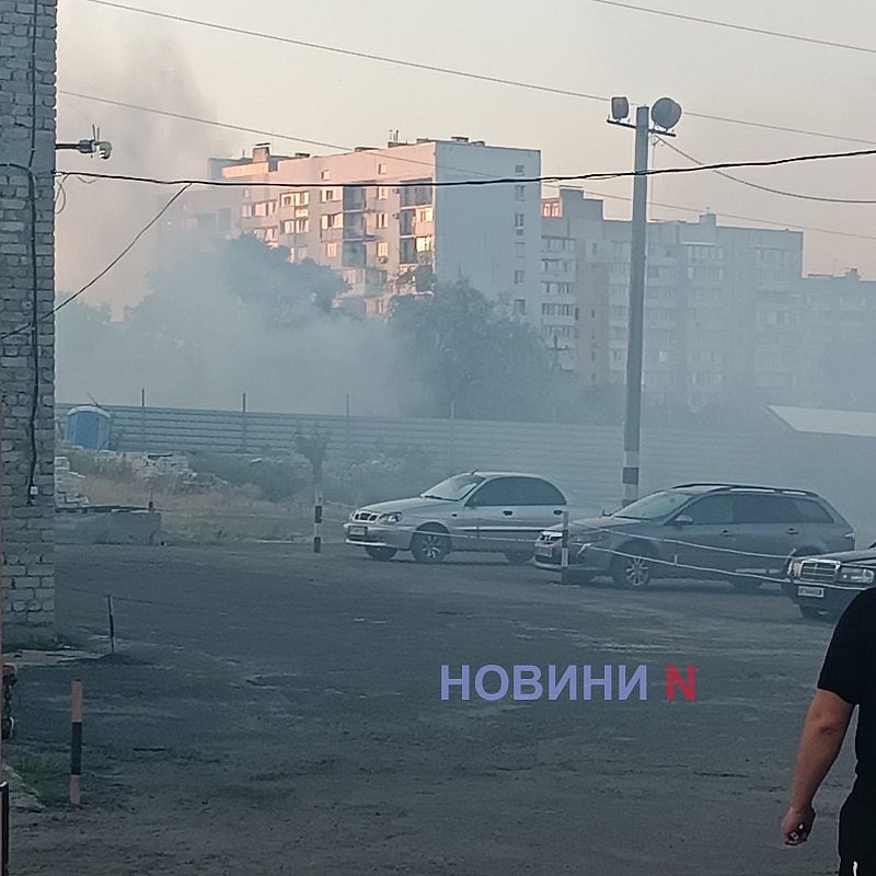В Николаеве загорелся пустырь: огонь подступает к парковке