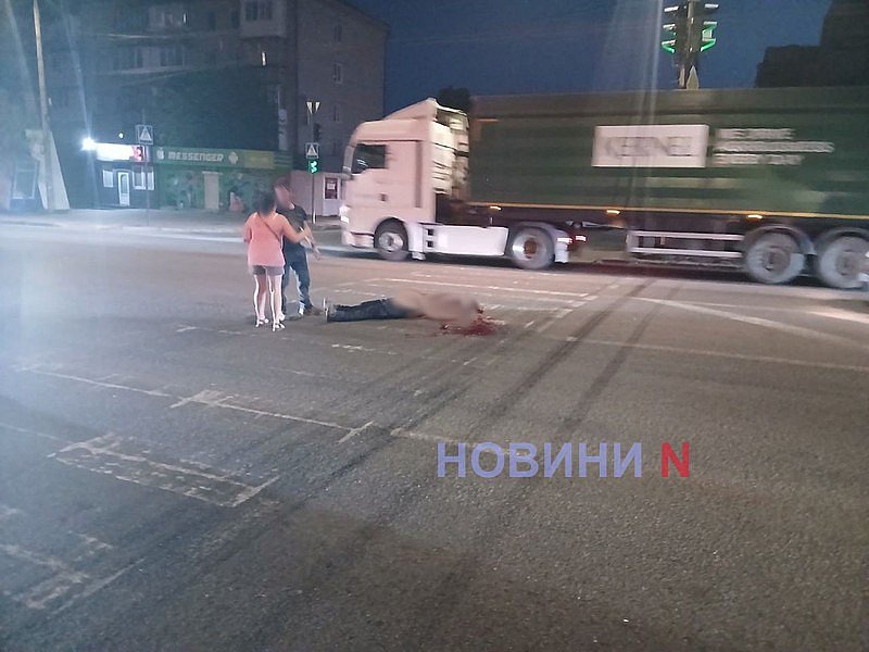 В Николаеве в машине на ходу произошла стрельба: убиты два человека (фото 18+)