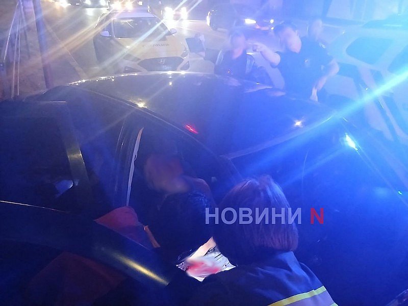 В Николаеве в машине на ходу произошла стрельба: убиты два человека (фото 18+)