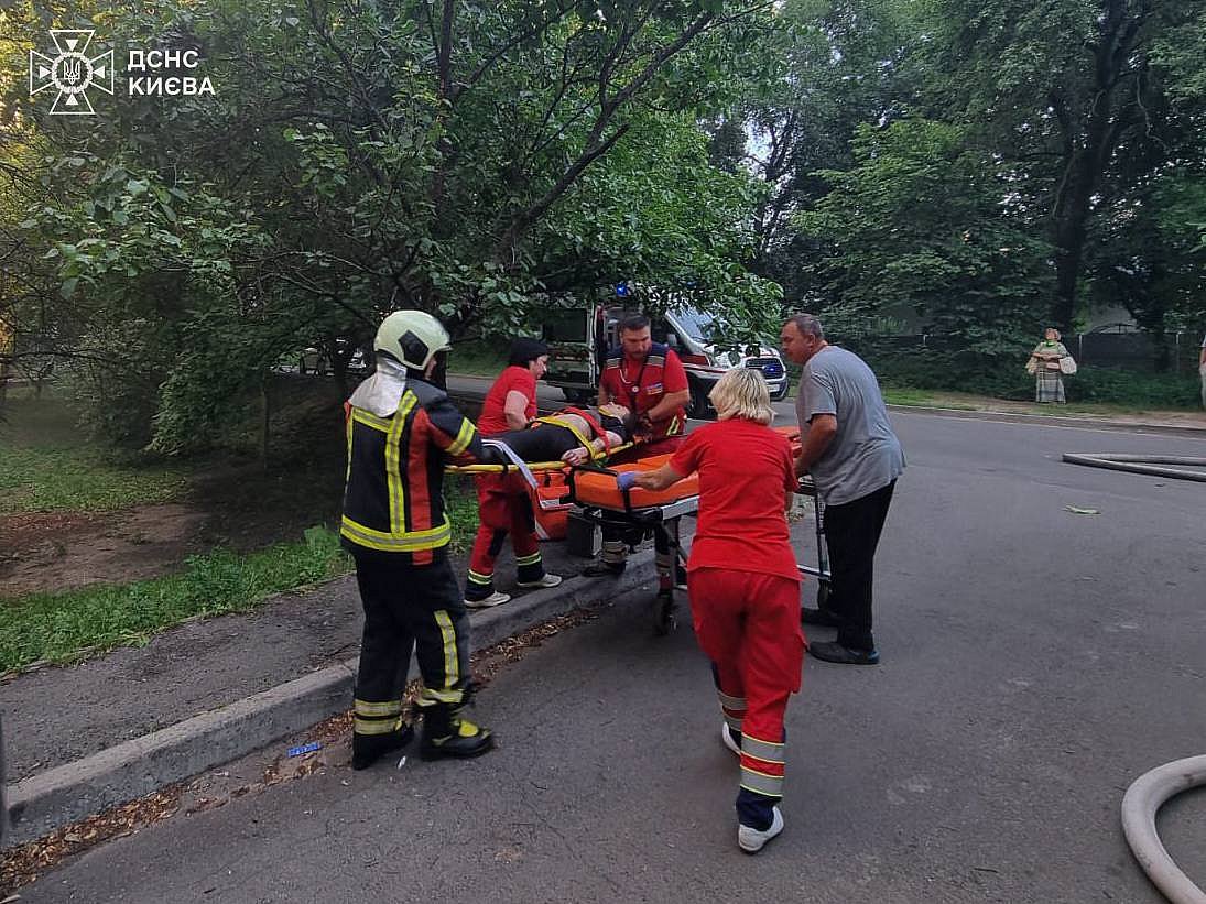 В Киеве женщина выпала с балкона во время пожара в 14-этажном доме (фото)