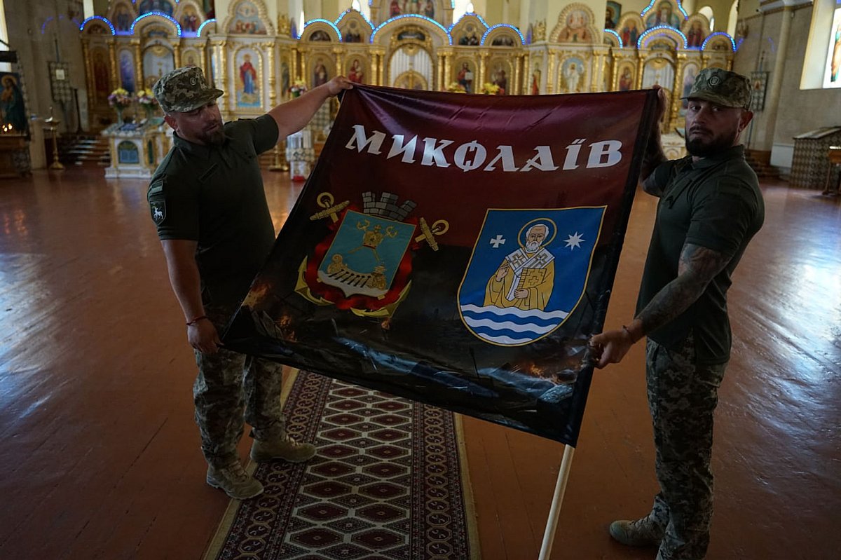 В соборе Николаева военные освятили флаг с надписью «убей того, кто придет тебя убивать»