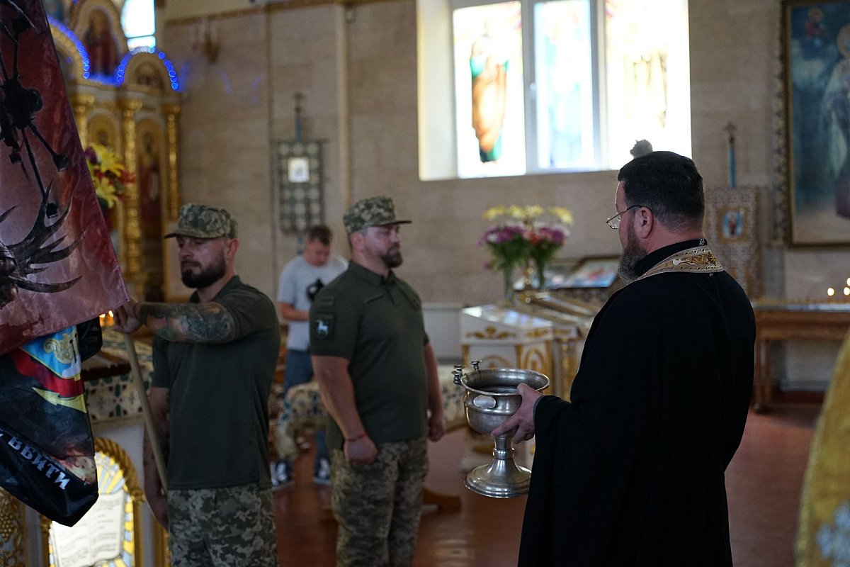 В соборе Николаева военные освятили флаг с надписью «убей того, кто придет тебя убивать»