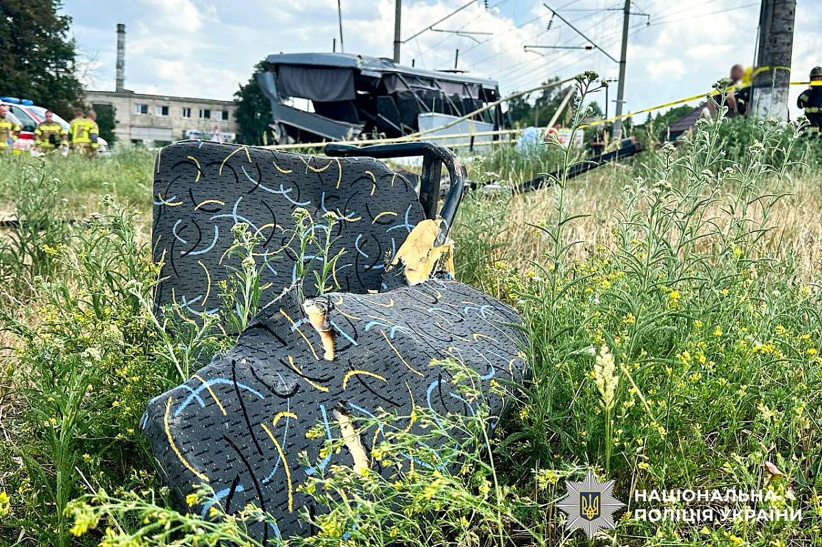 Под Ровно поезд столкнулся с маршруткой: четверо погибших (фото)