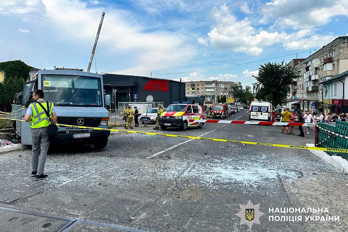 Под Ровно поезд столкнулся с маршруткой: четверо погибших (фото)