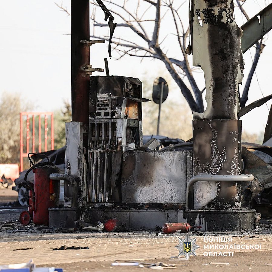 Загинув відвідувач, згоріли два автомобіля: подробиці ворожого удару по АЗС у Миколаївській області