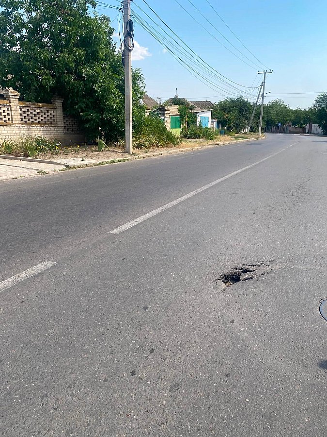 Жители Николаева пожаловались на опасный провал на улице: по дороге ездят троллейбусы и маршрутки