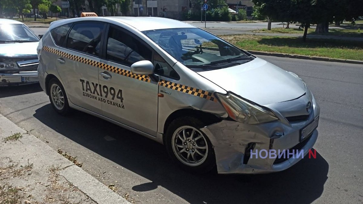 Такси врезалось в «Ладу» в Николаеве: пострадала пассажирка