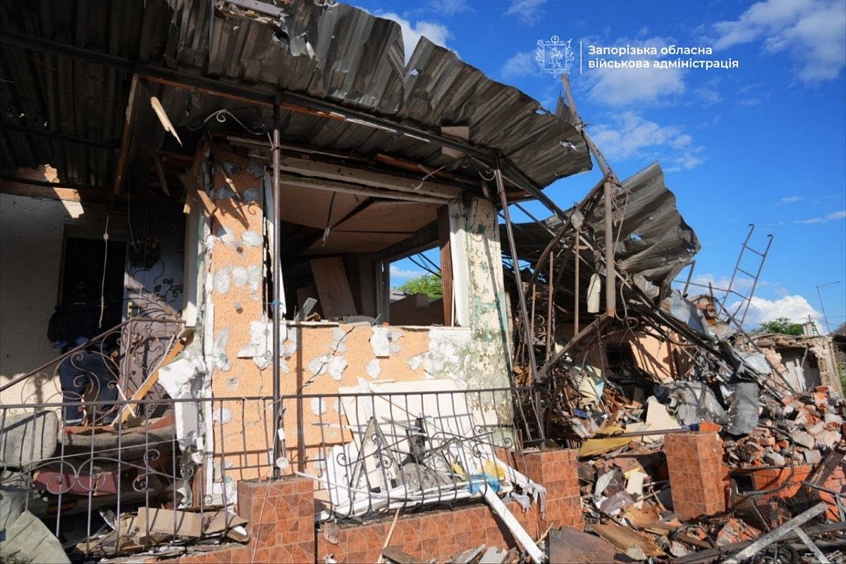 Атака по Запоріжжю: постраждала багатоповерхівка, поранено поліцейських