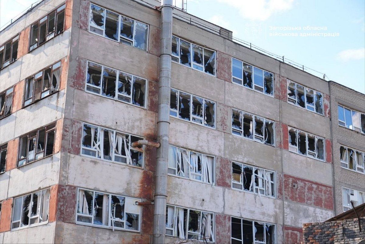 Атака по Запоріжжю: постраждала багатоповерхівка, поранено поліцейських