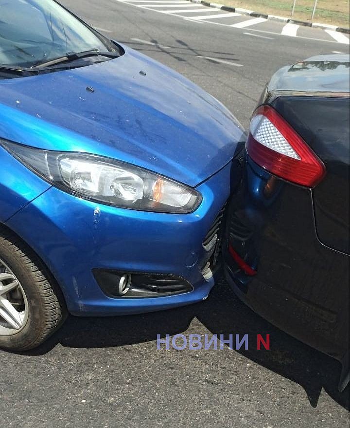 Два «Форда» столкнулись на кольце в Николаеве