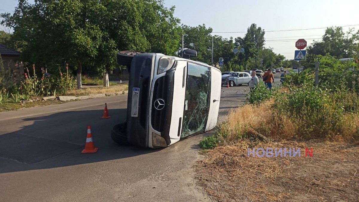 В Николаеве «Волга» перевернула «Мерседес»: пострадала пассажирка, движение заблокировано